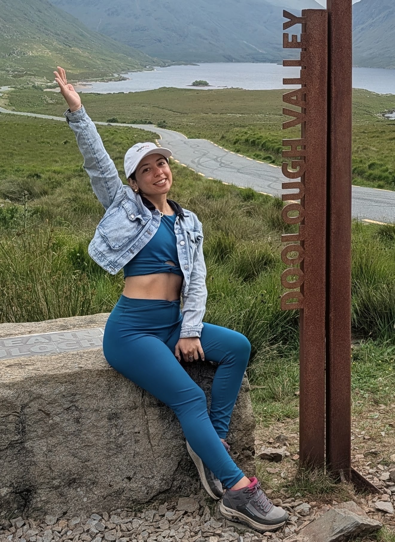 Joven con una mochila en los Acantilados de Moher